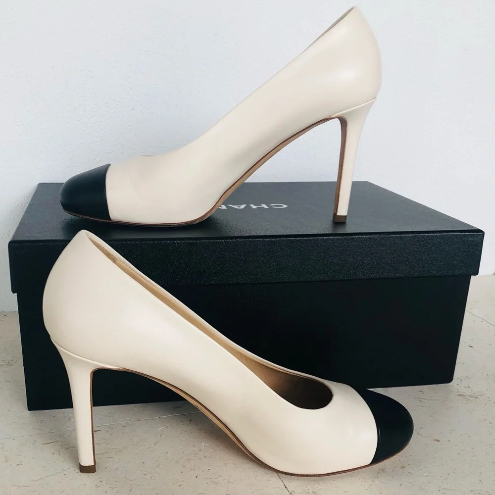CHANEL Two-Tone Cap -Toe Pumps in Cream and Black .Size 39 - Picture 6 of 13